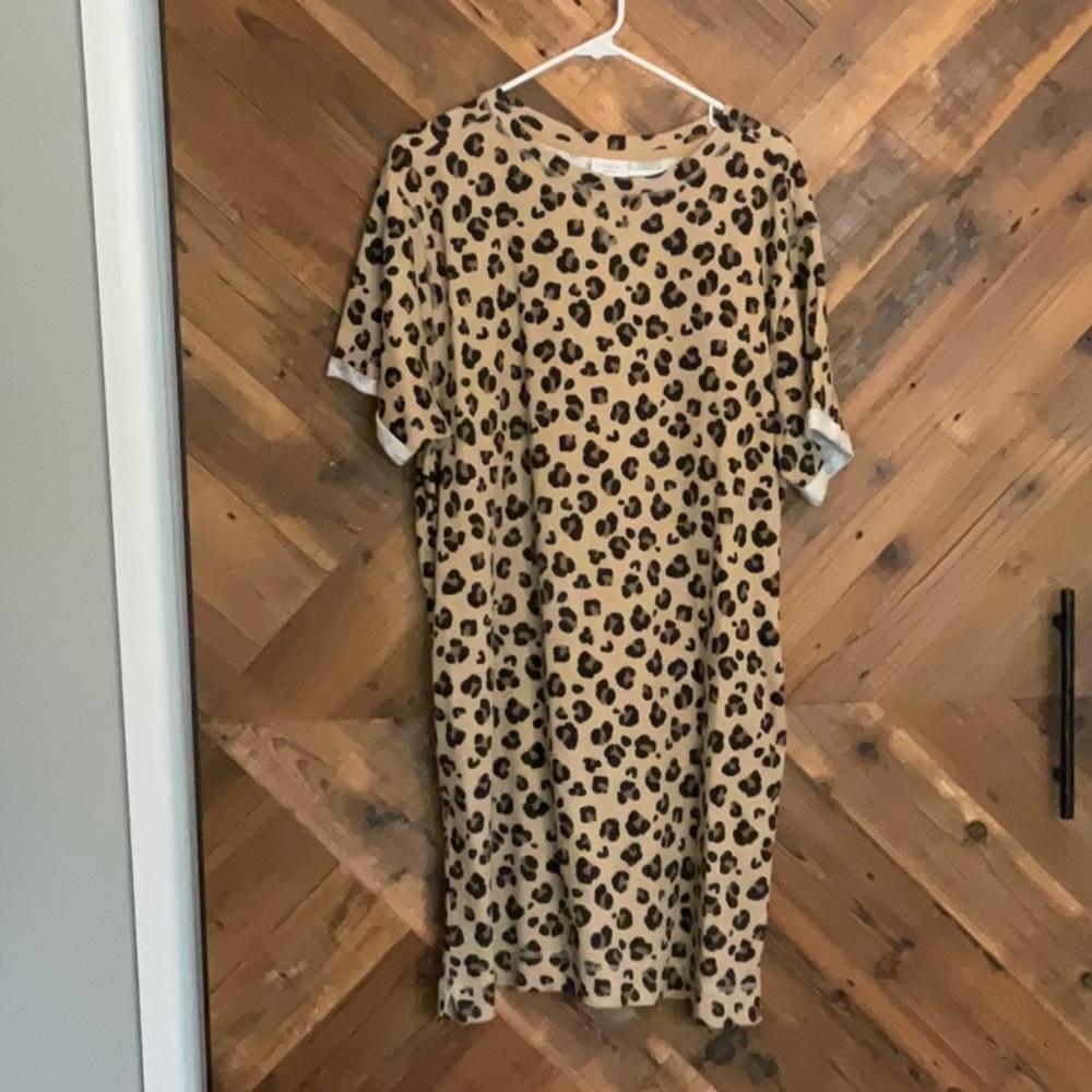 Crown & Ivy sweat shirt dress - leopard print.